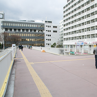 歩道橋からUFJ銀行茨木西支店へ